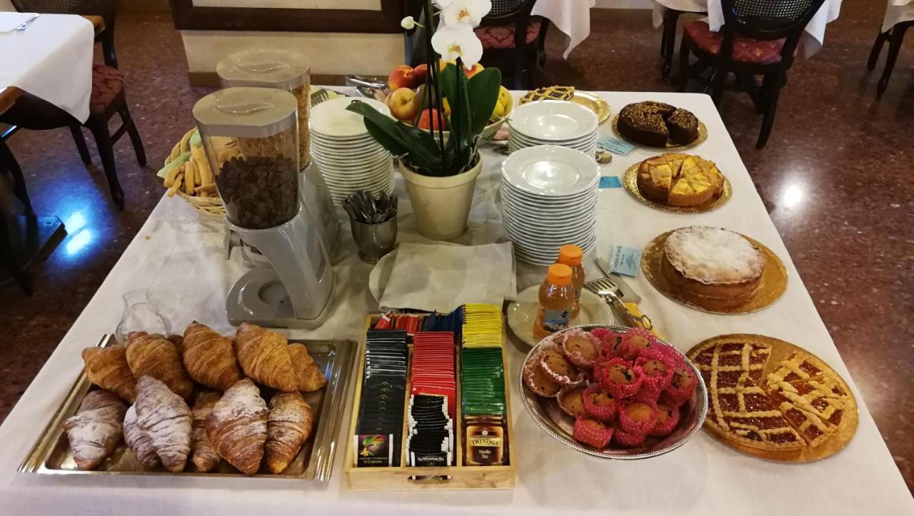 Hotel Ab Baretta Legnaro Bagian luar foto